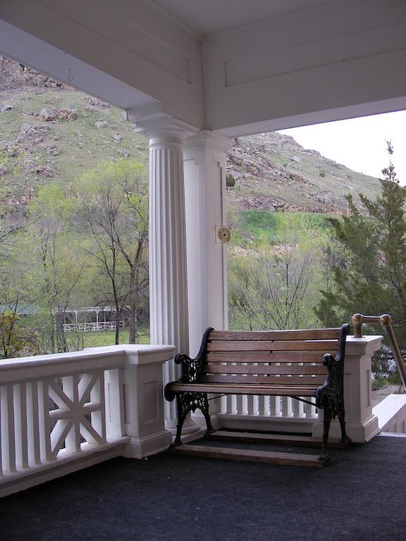 Riverside Hot Springs Inn & Spa - Adults Only Lava Hot Springs Extérieur photo