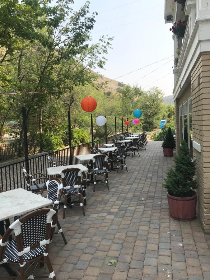 Riverside Hot Springs Inn & Spa - Adults Only Lava Hot Springs Extérieur photo