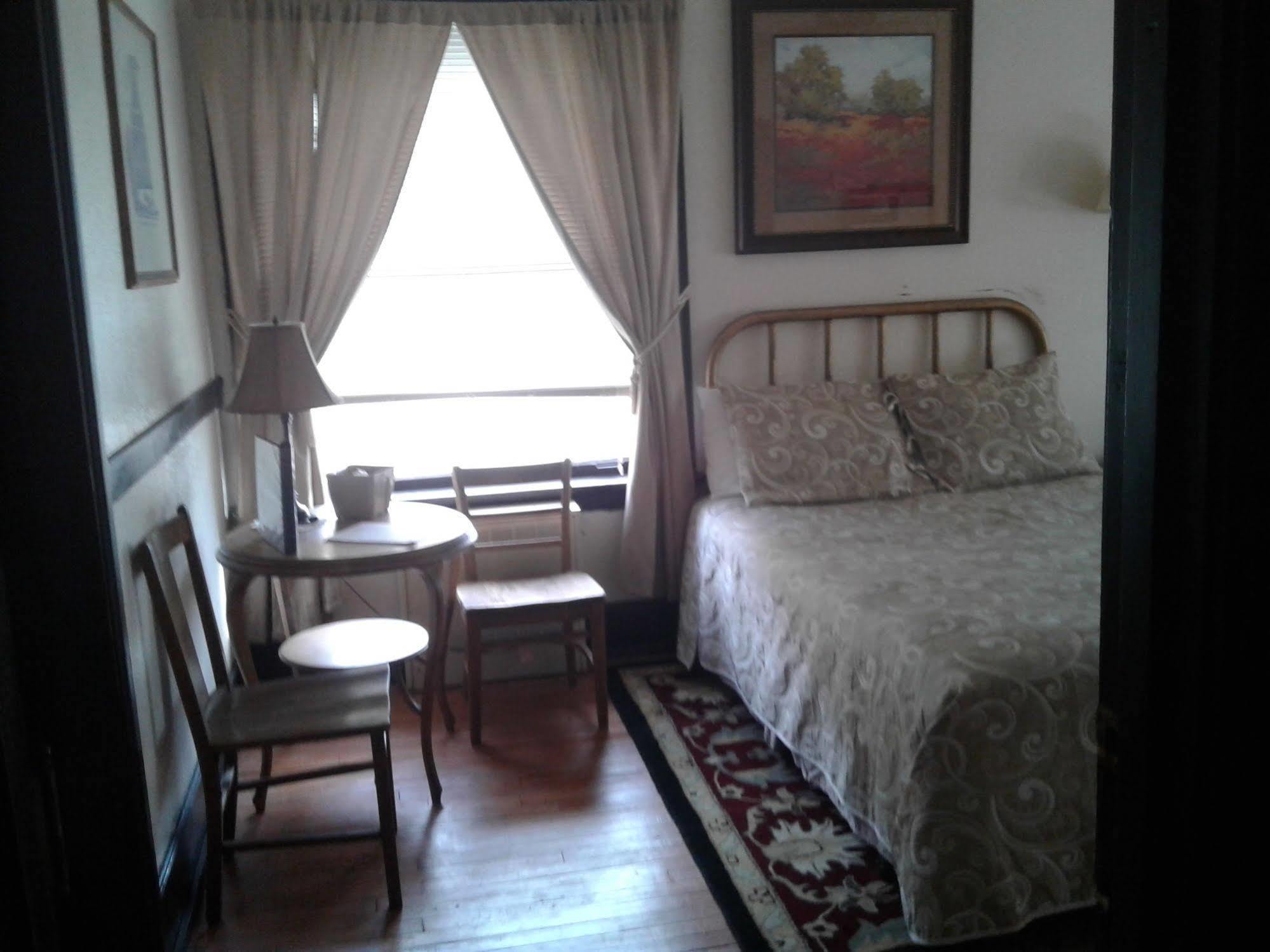 Riverside Hot Springs Inn & Spa - Adults Only Lava Hot Springs Extérieur photo