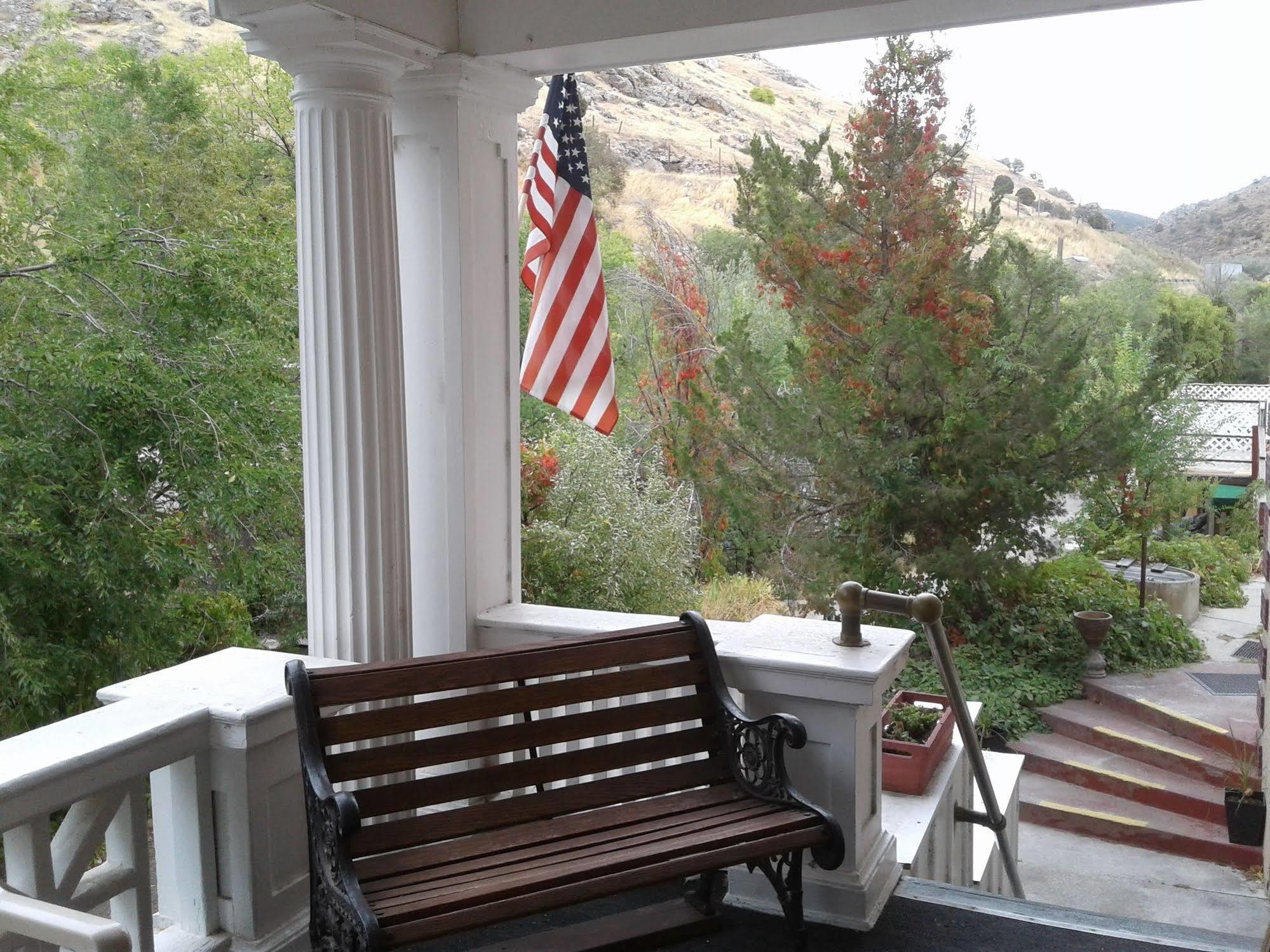 Riverside Hot Springs Inn & Spa - Adults Only Lava Hot Springs Extérieur photo