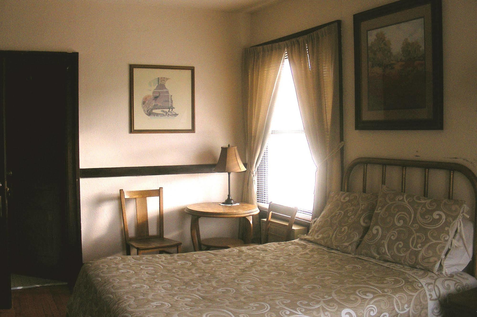 Riverside Hot Springs Inn & Spa - Adults Only Lava Hot Springs Extérieur photo
